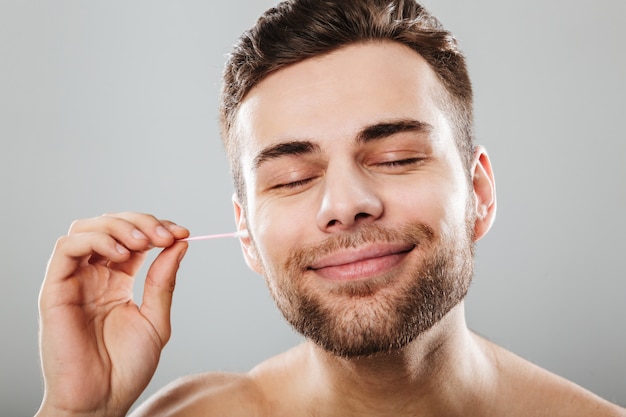 Retrato de un hombre satisfecho de cerca