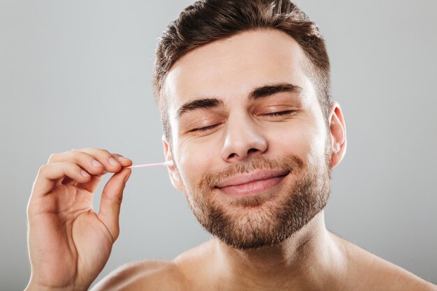 Retrato de un hombre satisfecho de cerca