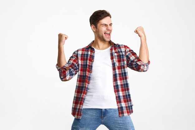 Retrato de un hombre satisfecho feliz celebrando el éxito