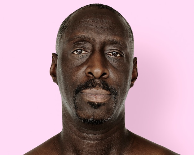 Retrato de hombre senior africano, cara de cerca