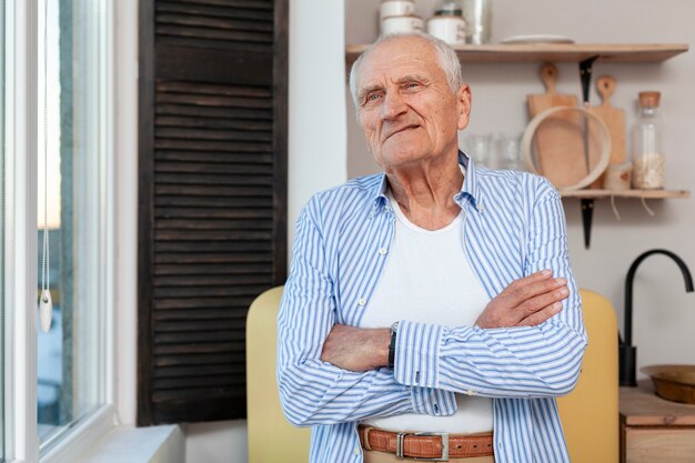 Retrato de hombre senior posando