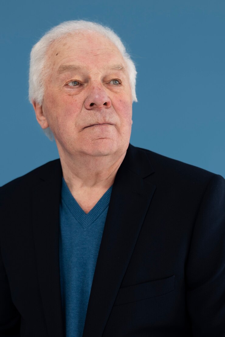 Foto gratuito retrato de hombre senior de tiro medio