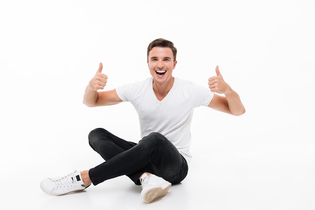 Retrato de un hombre sonriente alegre en camiseta blanca