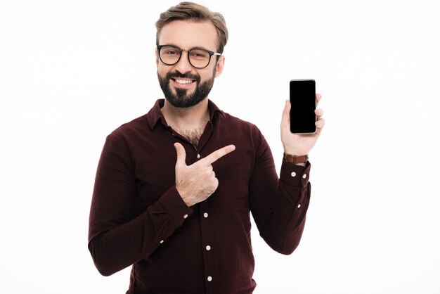 Retrato de un hombre sonriente alegre señalando