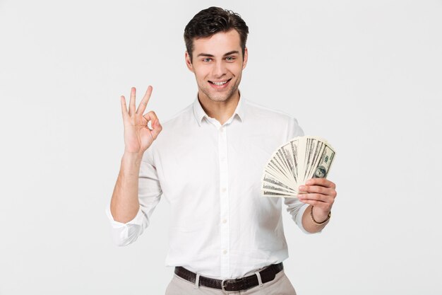 Retrato de un hombre sonriente confiado