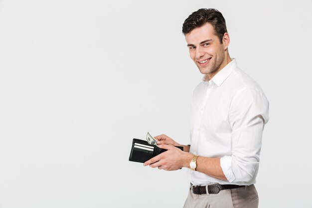 Retrato de un hombre sonriente confiado