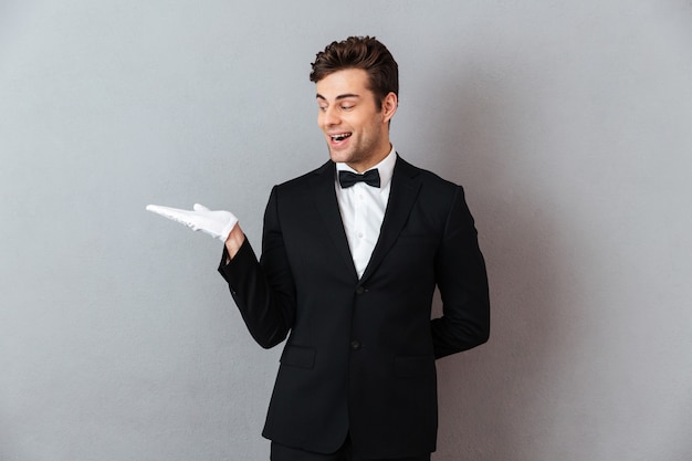 Foto gratuita retrato de un hombre sonriente emocionado