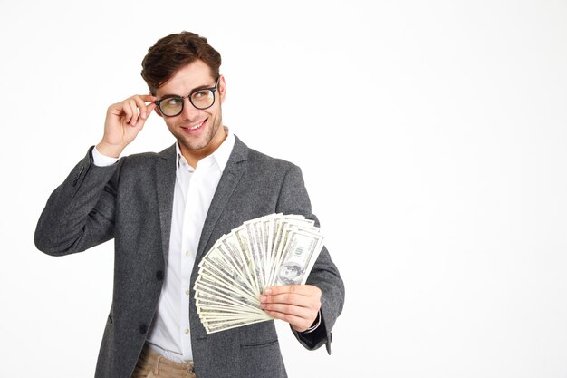 Retrato de hombre sonriente feliz en anteojos y una chaqueta