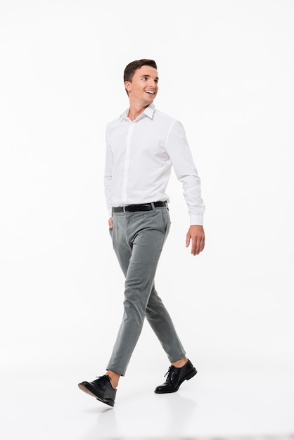 Retrato de un hombre sonriente feliz en una camisa blanca