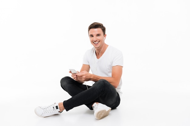 Retrato de un hombre sonriente feliz en camiseta blanca