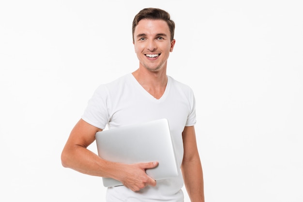 Retrato de un hombre sonriente feliz celebración portátil