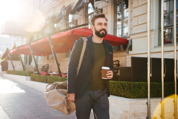 Retrato de un hombre sonriente guapo tomando café