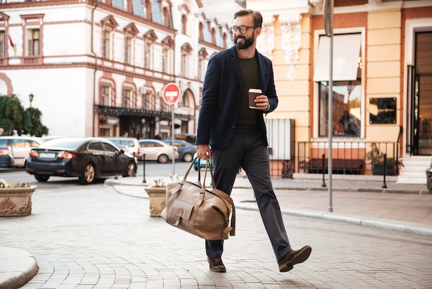 Retrato de un hombre sonriente guapo tomando café