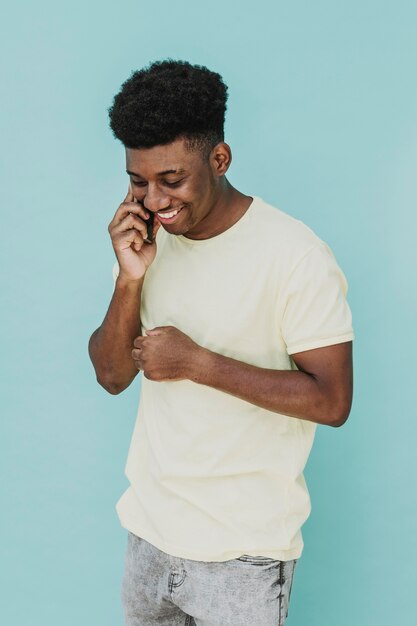 Foto gratuita retrato de hombre sonriente hablando por teléfono inteligente