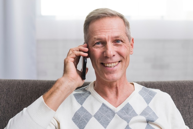 Retrato, de, hombre sonriente, hablar teléfono