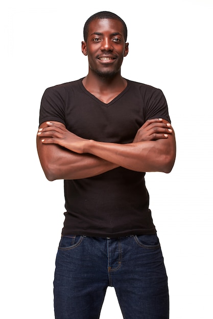 Retrato de hombre sonriente joven africano negro guapo