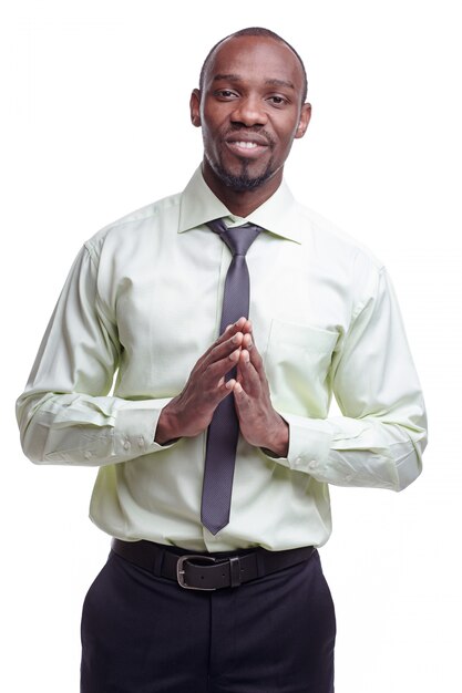 Retrato de hombre sonriente joven africano negro guapo