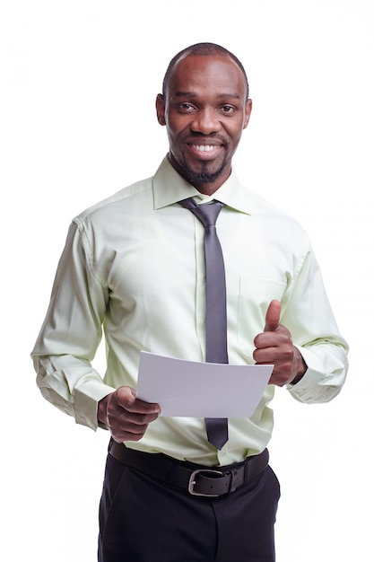 Retrato de hombre sonriente joven africano negro guapo