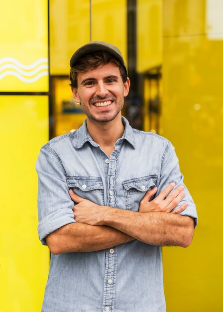 Retrato hombre sonriente mirando a cámara