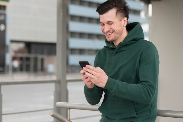 Foto gratuita retrato hombre sonriente con móvil