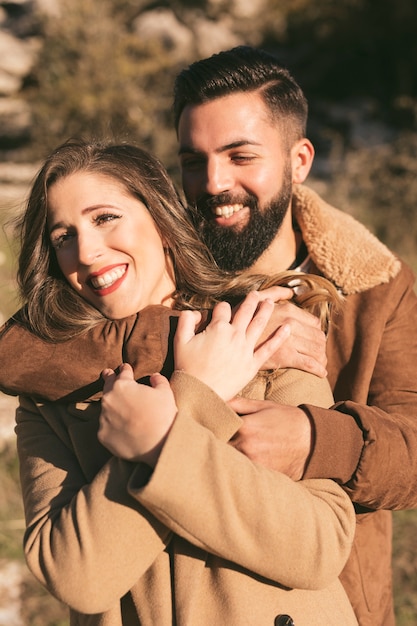 Retrato de hombre sonriente y mujer abrazando