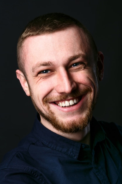 Retrato de hombre sonriente con ojos azules