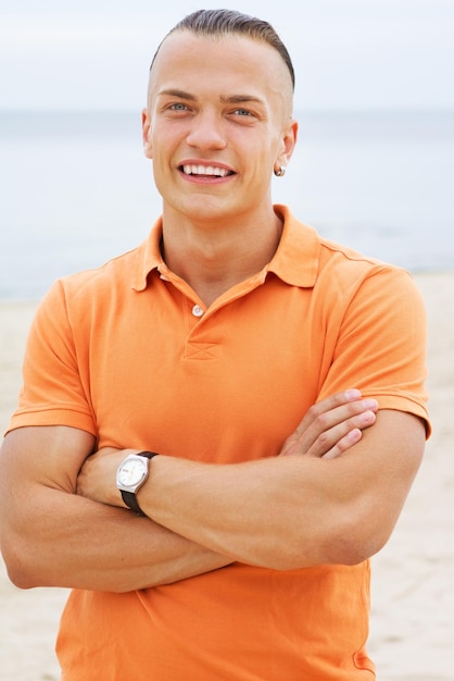 Retrato de hombre sonriente en la playa