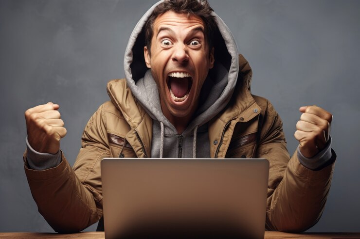 Foto gratuito retrato de hombre sonriente con portátil