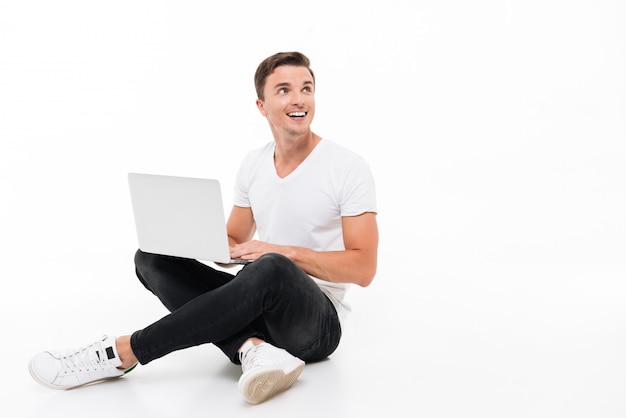 Foto gratuita retrato de un hombre sonriente positivo trabajando