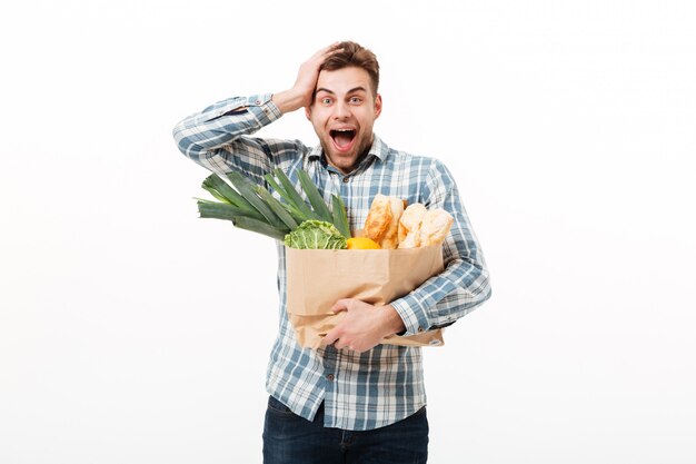 Retrato de un hombre sorprendido con bolsa de papel