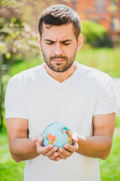 Retrato de hombre sosteniendo el globo en la mano