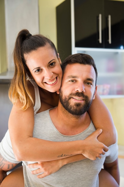 Retrato de un hombre con su esposa feliz