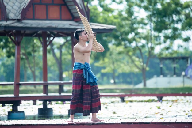 Retrato hombre Tailandia música en traje de vestir de estilo nacional