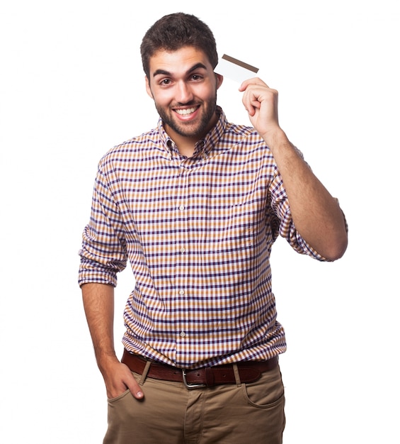 Retrato de hombre con tarjeta de plástico.