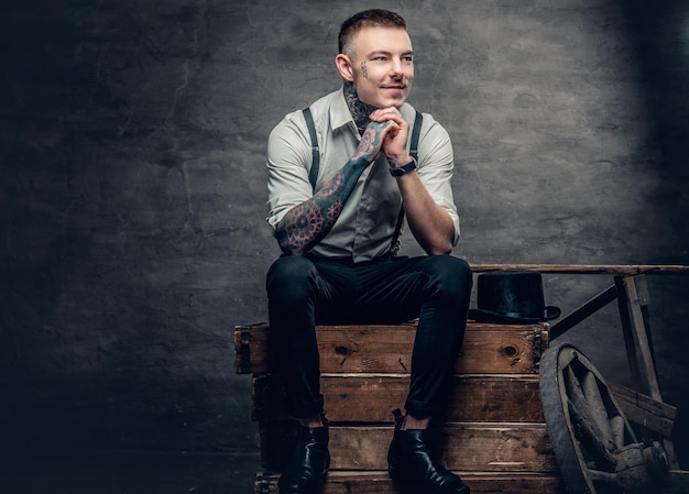 Foto gratuita retrato de un hombre tatuado con camisa blanca y tirantes.