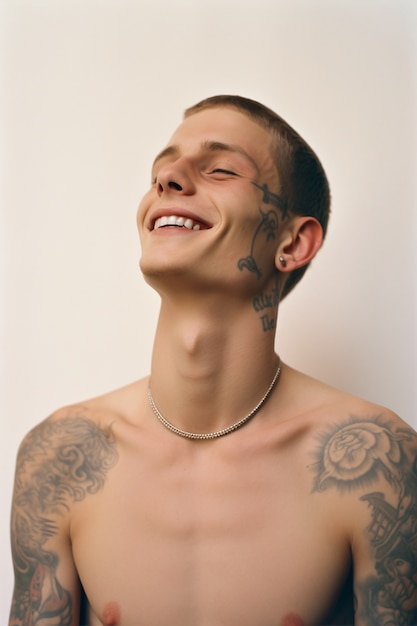 Foto gratuita retrato de hombre con tatuajes en el cuerpo.