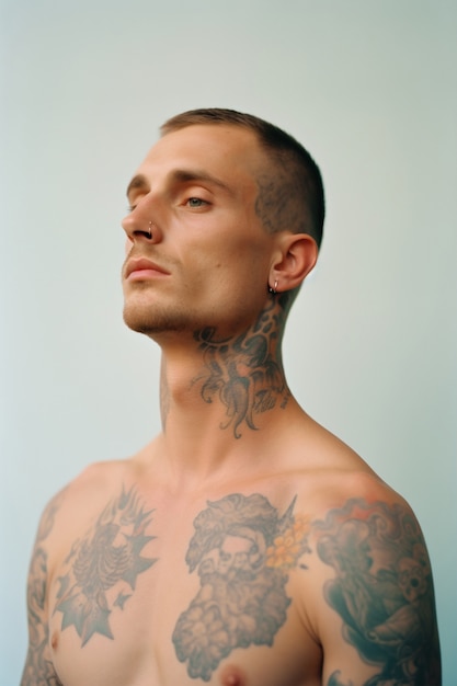 Foto gratuita retrato de hombre con tatuajes en el cuerpo.