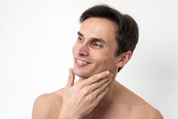 Foto gratuita retrato de hombre tocando su cara