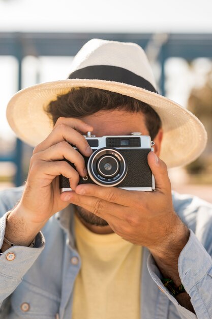 Retrato de un hombre tomando fotos con una cámara
