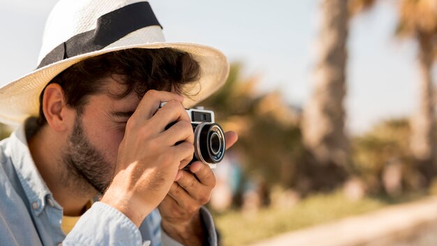 Retrato de un hombre tomando fotos