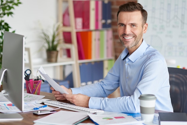 Foto gratuita retrato de hombre trabajando en la computadora