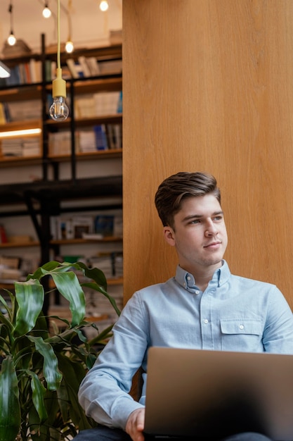 Foto gratuita retrato de hombre trabajando en equipo portátil