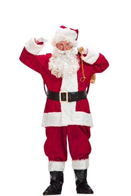 Retrato de hombre en traje de Santa Claus con una lujosa barba blanca, sombrero de Santa y un traje rojo - en longitud completa aislado en blanco
