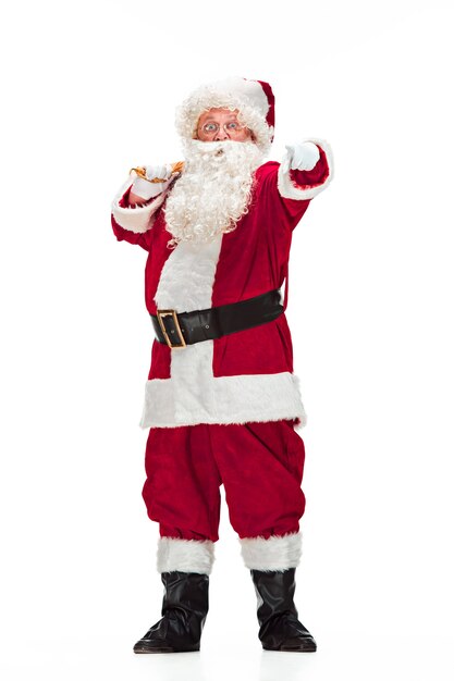 Retrato de hombre en traje de Santa Claus - con una lujosa barba blanca, sombrero de Santa y un traje rojo - en longitud completa aislado sobre un fondo blanco.