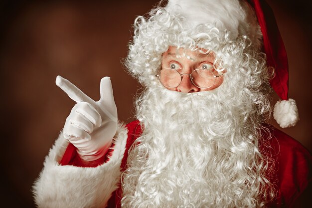 Retrato de hombre en traje de santa claus