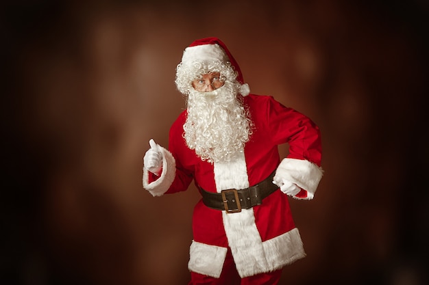 Foto gratuita retrato de hombre en traje de santa claus