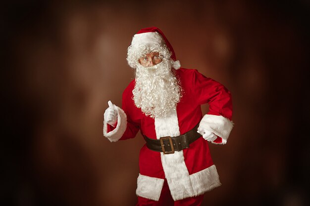 Retrato de hombre en traje de santa claus