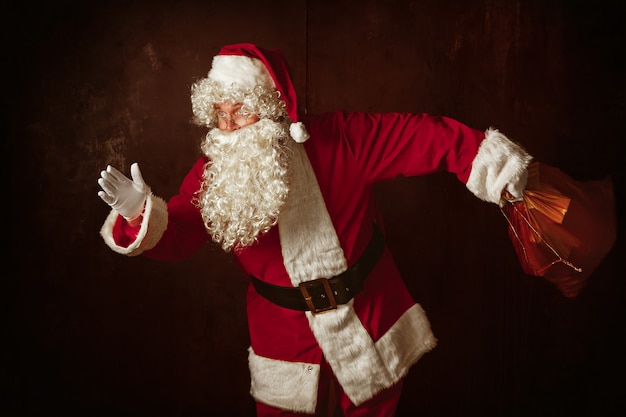 Retrato de hombre en traje de santa claus