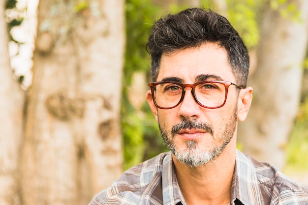 Retrato de un hombre usando anteojos mirando a cámara