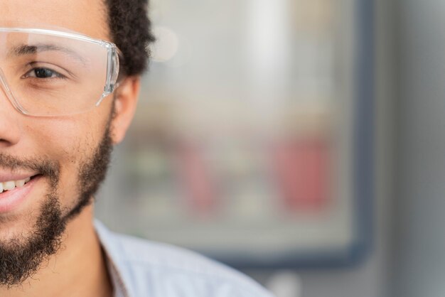 Retrato de hombre vestido con gafas protectoras con espacio de copia